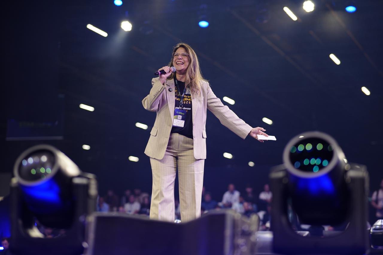 Tatiana Oliveira no palco do AI Brasil Experience