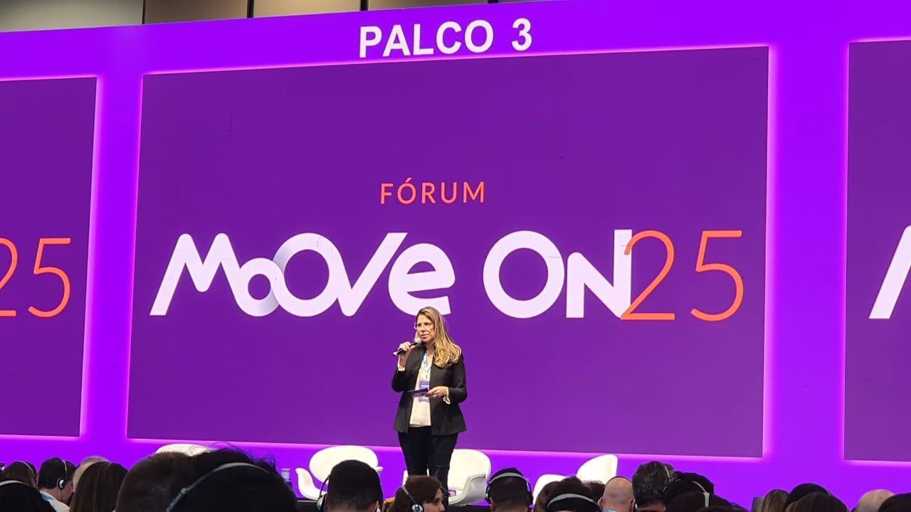 Tatiana Oliveira no palco do Fórum MooveOn