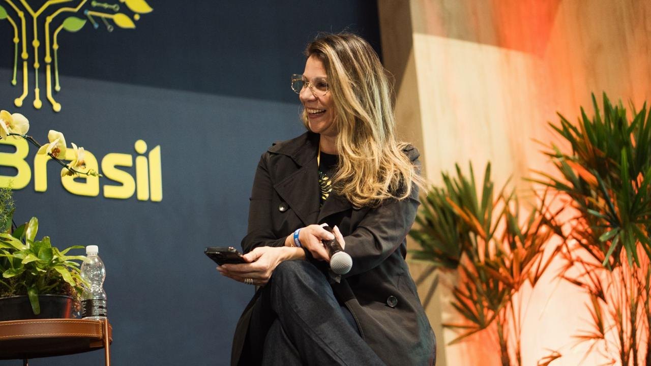 Tatiana Oliveira em conversa no palco, com microfone