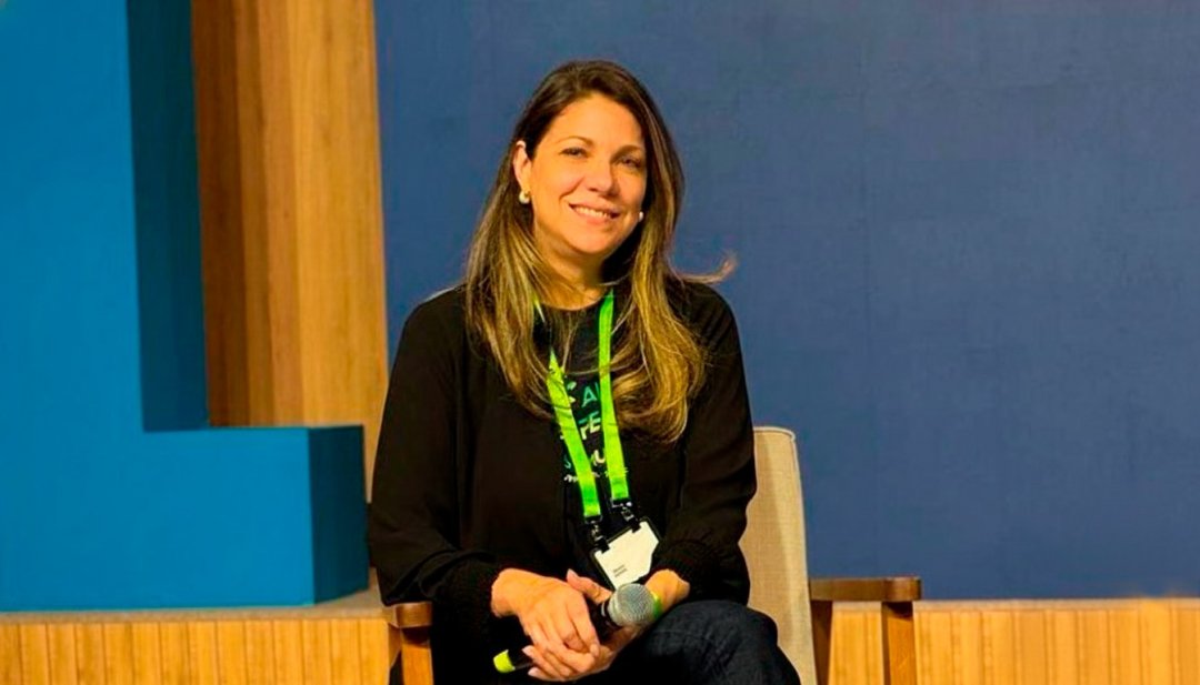 Tatiana Oliveira no palco do AI Brasil Experience, foto publicada na coluna Planeta IA, da VEJA
